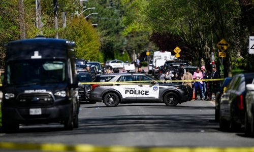 Guard shot outside Drake’s home in Toronto Guard shot outside Drake’s home in Toronto