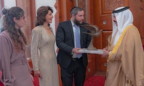 HM King Hamad is presented with ‘Peace Dove’ sculpture