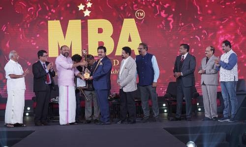 Dr Kurian receives MBA award Dr Kurian receives MBA award