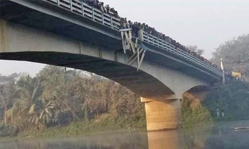 36 dead as bus  falls off bridge