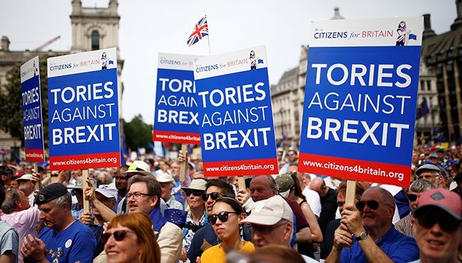 Thousands join march to call for Brexit deal referendum