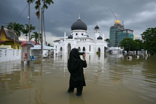 Death toll in Southeast Asia floods tops 300 Death toll in Southeast Asia floods tops 300
