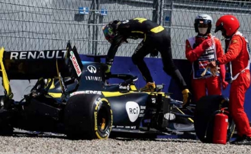 Verstappen tops second practice, Ricciardo crashes