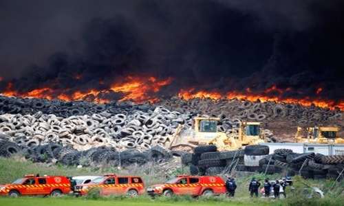 Huge tyre dump fire near Madrid releases toxic cloud
