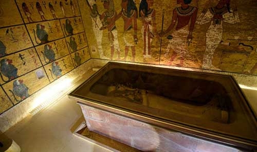 Egyptologists differ on Tut tomb 'hidden chambers' Egyptologists differ on Tut tomb 'hidden chambers'