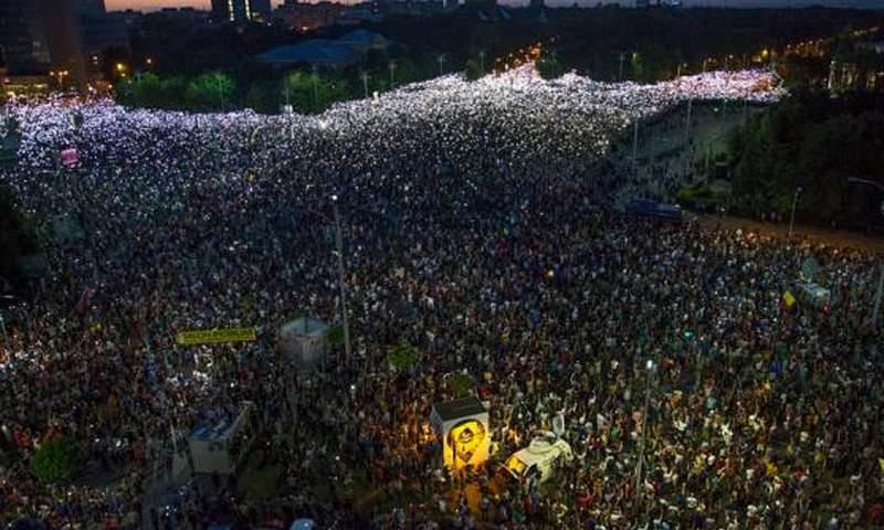 Thousands rally demanding Romanian government resignation
