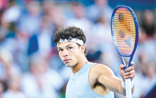 Defending champ Shelton rolls into Montreal semis Defending champ Shelton rolls into Montreal semis