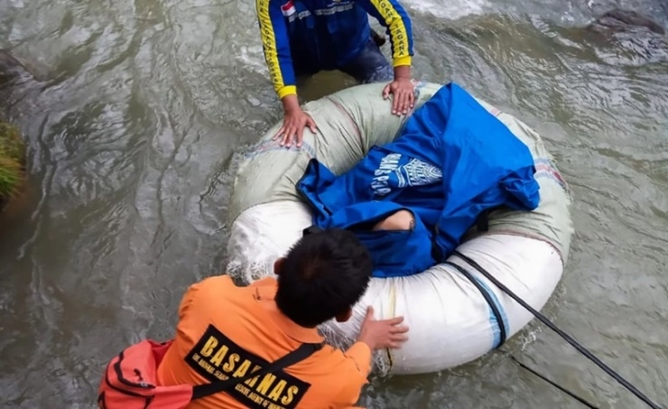 At least 26 killed as Indonesian bus tumbles into ravine At least 26 killed as Indonesian bus tumbles into ravine