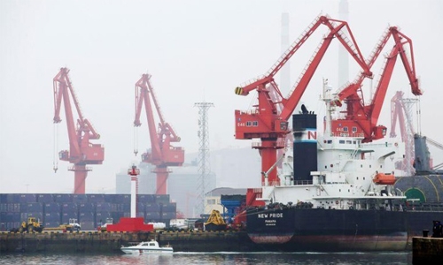 Oil rises 1% on US stimulus hopes, supply concerns Oil rises 1% on US stimulus hopes, supply concerns