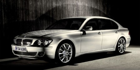 BMW 7 Series Parks Using Remote Control BMW 7 Series Parks Using Remote Control