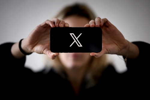 X users report global outage