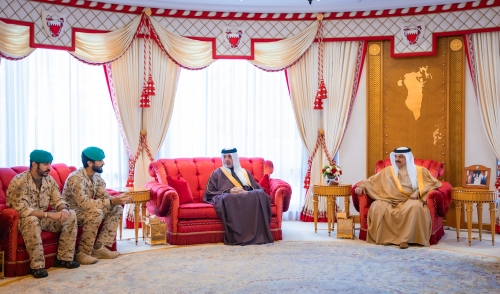 King Hamad Reviews Regional Developments with Bahrain’s Security Leaders