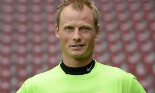 Arsenal ex-goalkeeper Manninger dies after car struck by train