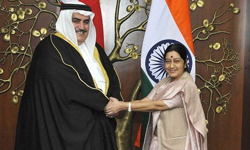Foreign Minister accompanies Indian counterpart Swaraj to temple