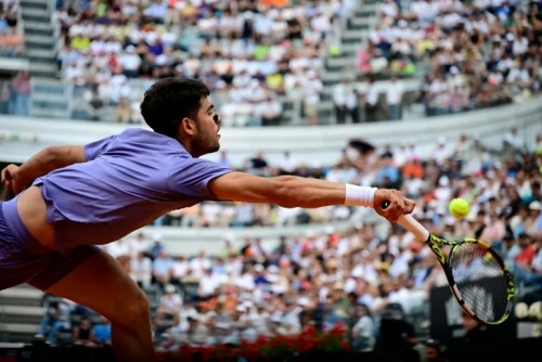 Alcaraz battles into Italian Open quarter-finals 
