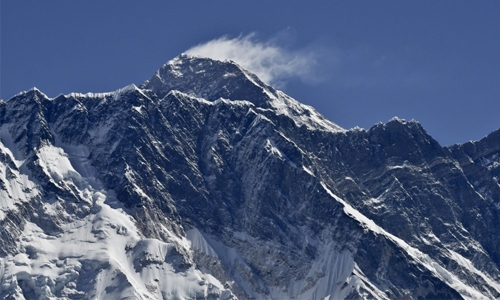 Indian climbers first to scale Everest this year