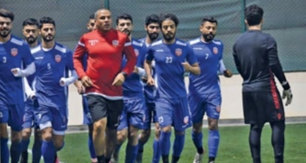 Football national team kick off local training sessions