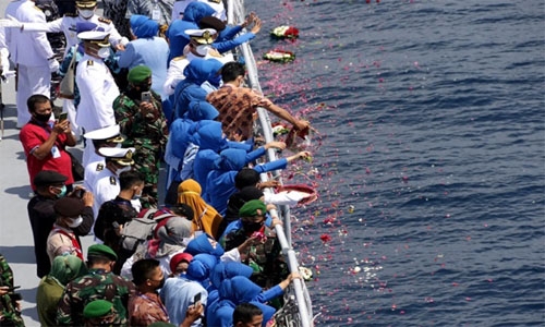 Families of Indonesia's sunken submarine crew pay tribute at sea