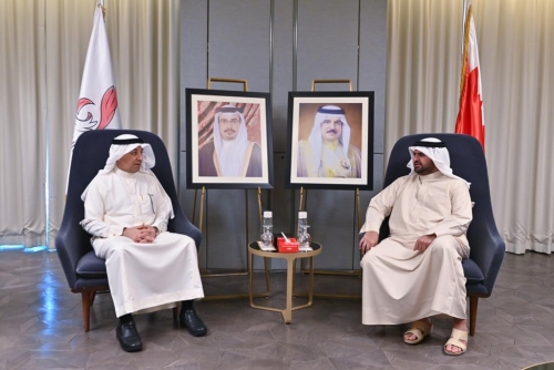 HH Shaikh Isa meets with Saudi handball chief, Bahrain futsal team