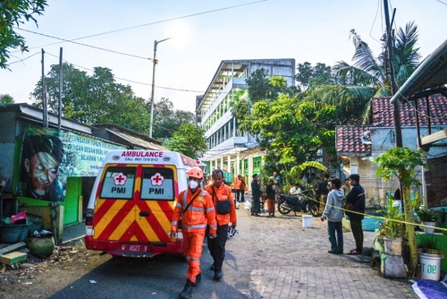 No more signs of life in Indonesia school collapse: rescuers No more signs of life in Indonesia school collapse: rescuers