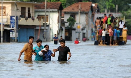 Foreign aid reaches flooded Sri Lankan capital, 71 dead