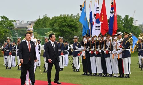 Japanese PM in South Korea for landmark summit