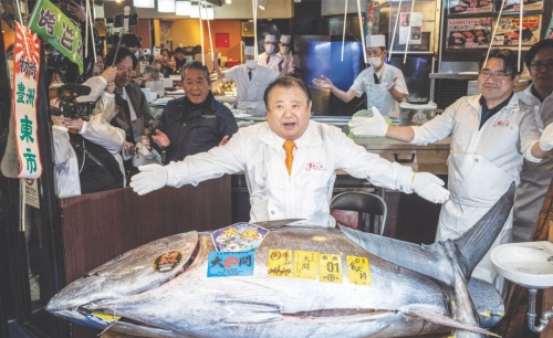 'Tuna King' pays record $3.2 mn for bluefin at Tokyo auction 'Tuna King' pays record $3.2 mn for bluefin at Tokyo auction