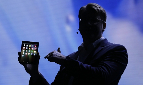 Samsung folding screen lets smartphone open into tablet Samsung folding screen lets smartphone open into tablet