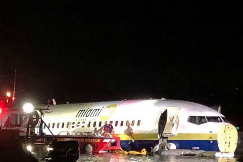 Boeing skids into Florida river in crash-landing