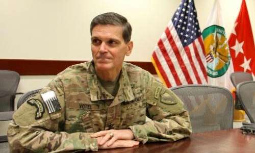  US commander makes  secret Middle East trip