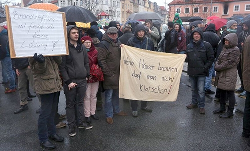 German govt condemns 'cowardly' anti-migrant mob German govt condemns 'cowardly' anti-migrant mob