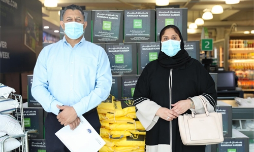 Alosra supermarket distributes Ramadan food hampers to families in need