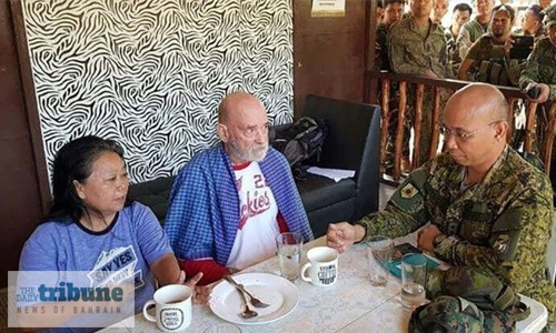 Philippines rescues British man, wife Philippines rescues British man, wife