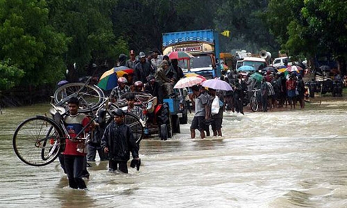 Sri Lanka floods kill eight, leave thousands homeless