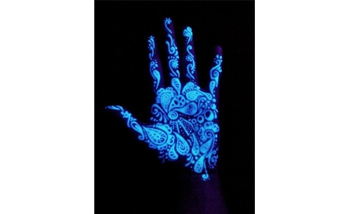 Henna turns Bahraini woman’s hand blue