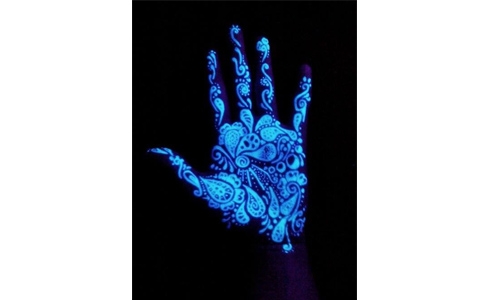 Henna turns Bahraini woman’s hand blue Henna turns Bahraini woman’s hand blue