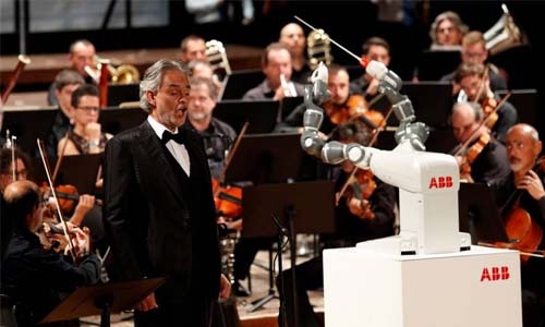 Robot 'conductor' steals the show from Italy's top tenor