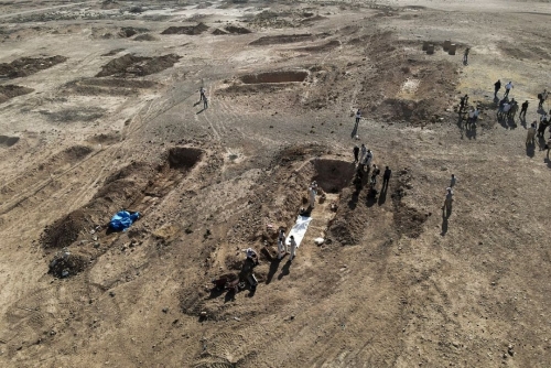 Iraq starts work on IS mass grave thought to contain thousands 