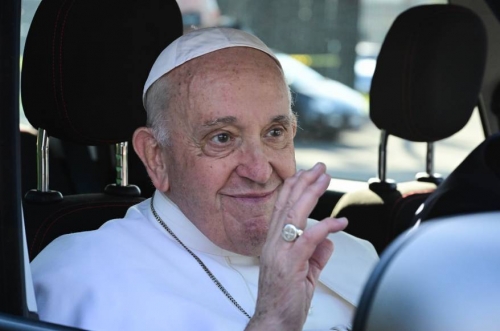 It's normal to meet romantic partners on dating apps: Pope Francis