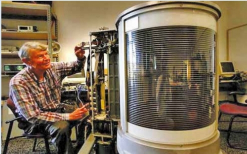The first computer hard drive weighed more than a tonne The first computer hard drive weighed more than a tonne