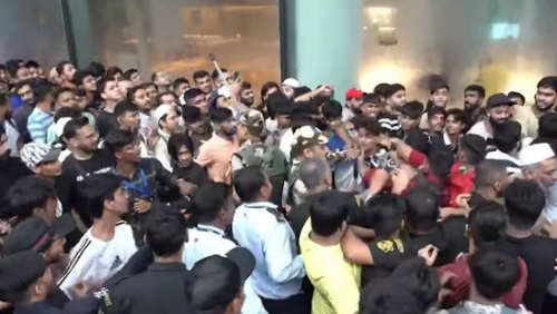 Rush at iPhone 17 Launch Sparks Scuffle at Mumbai Apple Store
