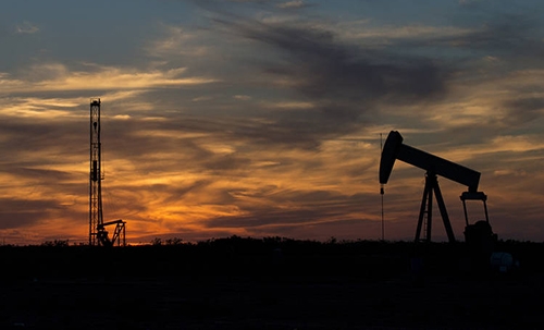 Oil dives as US petroleum products stockpiles rise