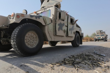 IS seizes Iraqi govt compound, kills dozens in Syria