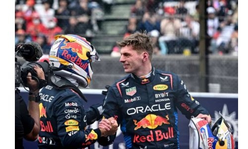 Verstappen commits to Red Bull future