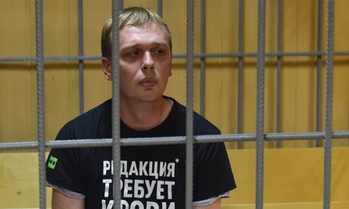 Russian dailies publish same cover over reporter’s arrest