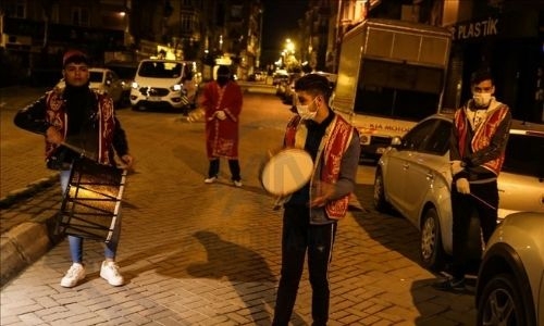 Drummers announce suhoor in Turkey