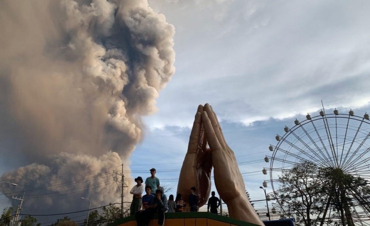 Volcano erupts near Manila; airport shut, villagers flee Volcano erupts near Manila; airport shut, villagers flee