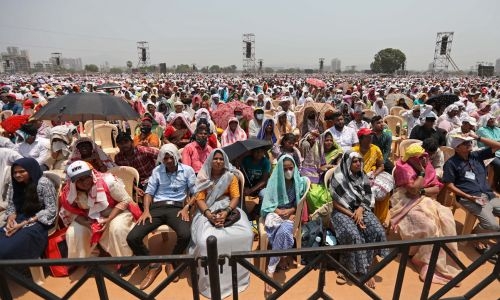 Heatstroke kills 11 at India awards event Heatstroke kills 11 at India awards event