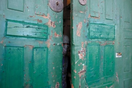Clashes rock Jerusalem mosque compound with holy week ahead Clashes rock Jerusalem mosque compound with holy week ahead