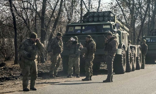Rockets kill 70 Ukrainian soldiers, huge Russian column approaches Kyiv